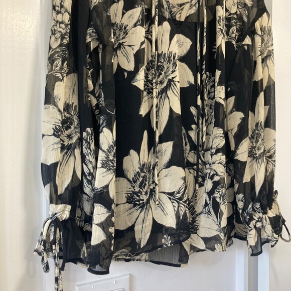 H&M Black & Ivory Floral Print Tie Flowy Blouse Top Size 4 - Picture 3 of 13